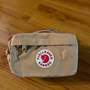 NWT. Fjallraven Kånken Hip Pack - Unisex
